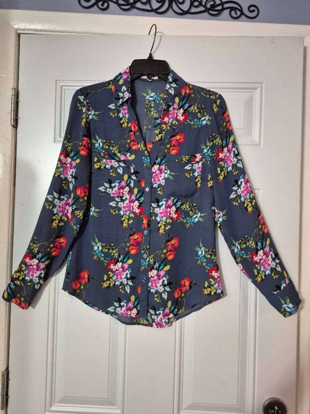 beautiful women's shirt, Express. Small/slim fit. Vintage